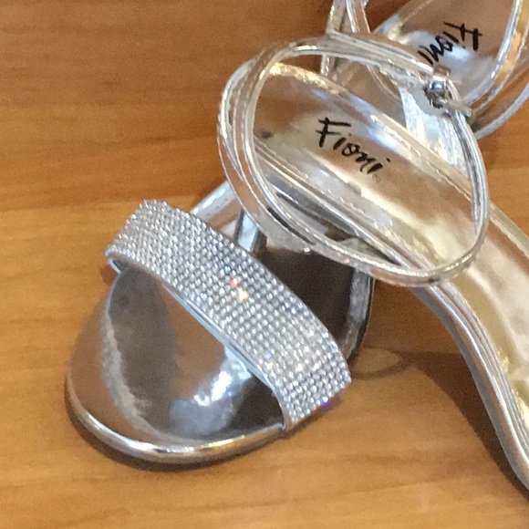 ✨Host Pick✨LAST SIZE 6 Silver Cocktail Sandals - Picture 2 of 9